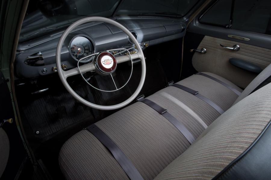  Ford Custom DeLuxe Tudor Sedan 1950 года  (фото 5 из 10)